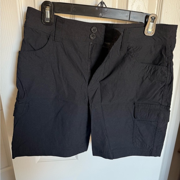 Eddie Bauer Women's Black Cargo Shorts - Picture 1 of 3